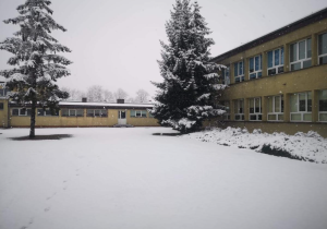 Współczesny widok szkoły od strony miasteczka ruchu drogowego i domków nauczycielskich