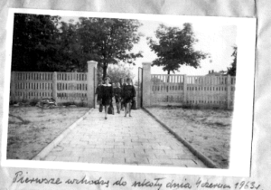 Pierwsi uczniowie wchodzą do nowo otwartego budynku szkolnego.
