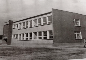 Widok szkoły od strony miasteczka ruchu drogowego i domków nauczycielskich