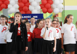 Występ chóru szkolnego.