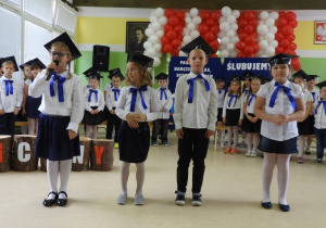 Występ uczniów klas pierwszych.