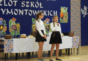 Julia i Weronika podczas występu wokalnego.
