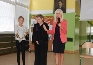 Pani sędzia i uczennice naszej szkoły.
