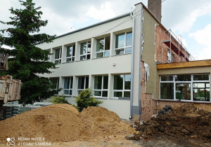 a tak będzie prezentować się szkoła w nowym wydaniu, na zdjęciu widok częściowo wymienionej elewacji od strony ul. Reymonta