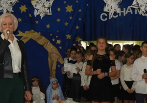 Pani Dyrektor składa wszystkim obecnym świąteczne życzenia.