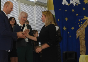 Pani Anna Karp odbiera nagrodę z rąk Wójta Gminy Rokiciny.