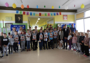 Pamiątkowe zdjęcie po wręczeniu dyplomów.