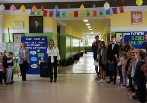 Opiekunowie Samorządu Uczniowskiego dokonują prezentacji prezydium.