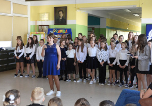 Solistka szkolnego chóru.