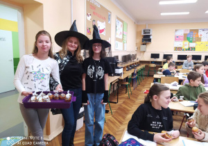 Samorząd uczniowski częstuje babeczkami.