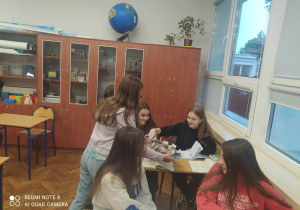 Rozdawanie babeczek w klasie 8b.