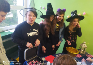 Stoisko z wróżbami przygotowane przez klase 6a.