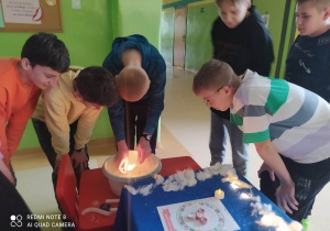 Chłopcy z klasy 7a leją wosk.