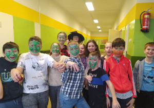 Klasa 5b po malowaniu twarzy.