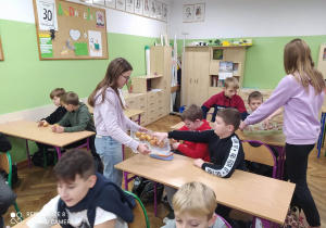 Rozdawanie babeczek w klasie 4a.
