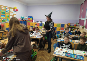 Rozdawanie babeczek z wróżbami w klasie pierwszej.