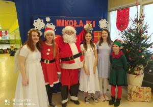 Święty Mikołajki ze swoimi pomocnikami.