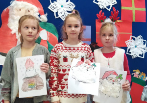Uczennice klas pierwszych świetnie wykonały mikołajkowe zadania.