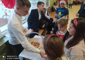 Podczas przerw uczniowie wykonywali różne zadania.