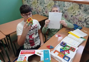 Uczniowie klasy 5b pracują w parach.