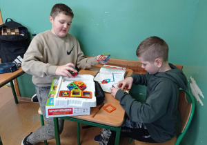 Uczniowie klasy 5b podczas lekcji matematyki.