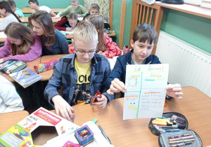 Uczniowie klasy 5b powtarzają własności czworokątów.