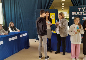 Wręczanie dyplomów.