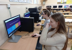 Uczennice klasy 7b rozwiązują interaktywne "Łamigłówki Mądrej Główki".