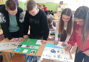 Klasa 8b rozwiązuje rebusy matematyczne.