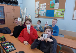Uczniowie klasy 7a rozwiązują zadania.