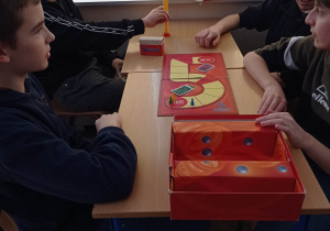 Uczniowie klasy 8a grają w planszówki.