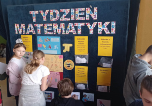 Uczennice klasy piątek rozwiązują zagadki logiczne.