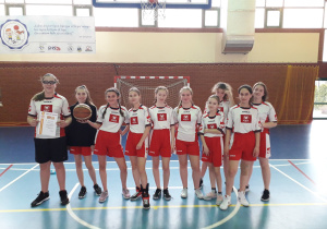 Szkolna drużyna. Uczennice w szkolnych strojach sporowych.