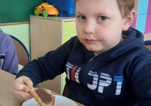 Uczeń konsumuje przygotowanego tosta