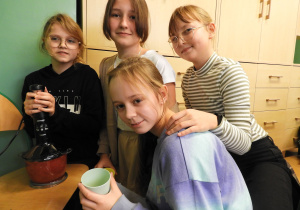 Dziewczęta przygotowują koktajl
