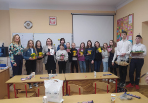 Uczennice klasy 5b z upominkami
