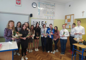 Wychowawczyni i uczennice klasy 6b