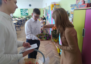Samorząd uczniowski wręcza upominki