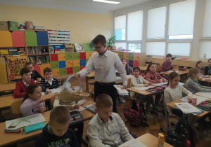 Wręczanie słodkich upominków