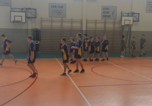 Uczniowie naszej szkoły podaczas gry.