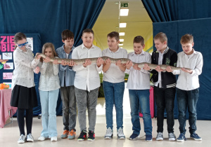 Klasa 5b z wężem.