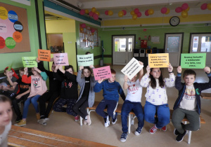 Uczniowie klas trzecich informują jak dbać o książki