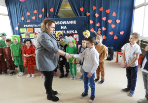 Pani Dyrektor wręcza dyplomy