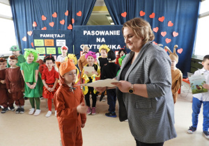Pani Dyrektor wręcza dyplomy