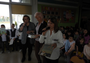 Pani Dyrektor i Panie bibliotekarki wręczają nagrody dla czytelników