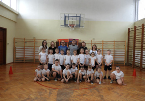 Wspólne zdjęcie uczniów z nauczycielami i trenerami