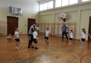 Uczniowie ćwiczą pod okiem instruktora