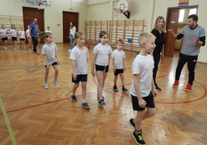 Uczniowie ćwiczą pod okiem instruktora