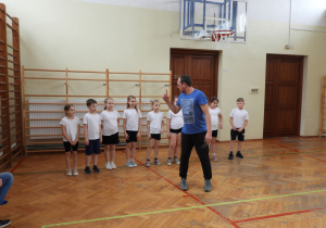Uczniowie ćwiczą pod okiem instruktora