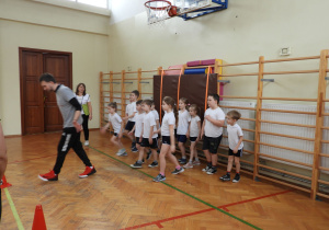 Uczniowie klas pierwszych ćwiczą pod okiem instruktora